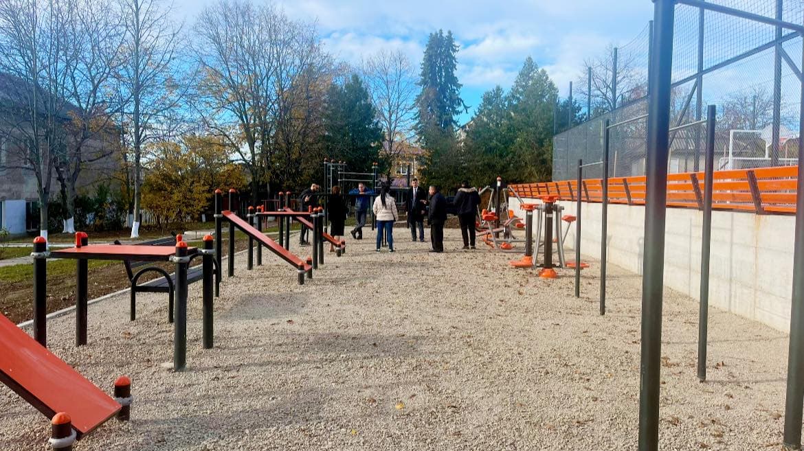 La Rîșcani sunt în desfășurare mai multe proiecte pentru tineri: modernizarea infrastructurii în școli și construcția unui stadion (1)