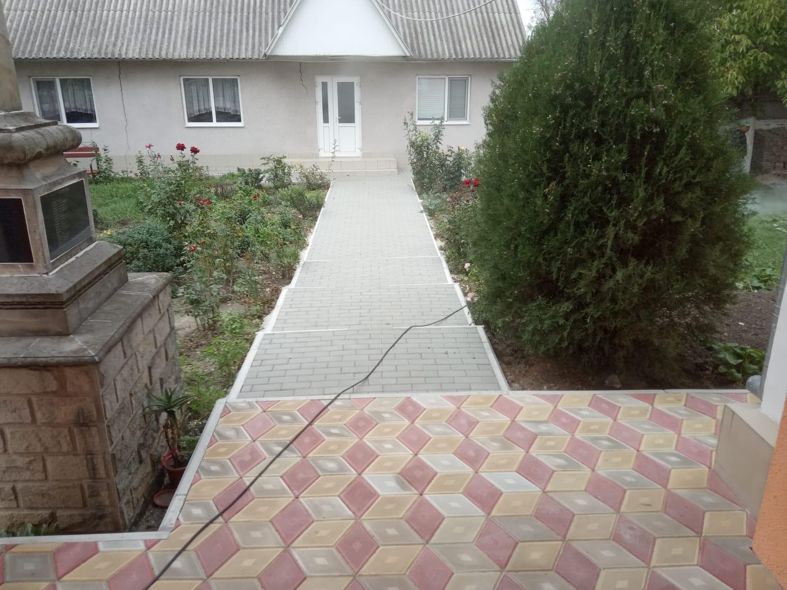 Satul Băhrinești se modernizează: Pavaj nou la biserică, la școală și pe drumul principal (1)
